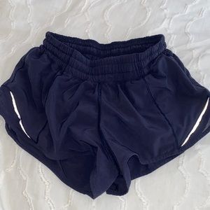 lululemon navy 2.5 hotty hot shorts